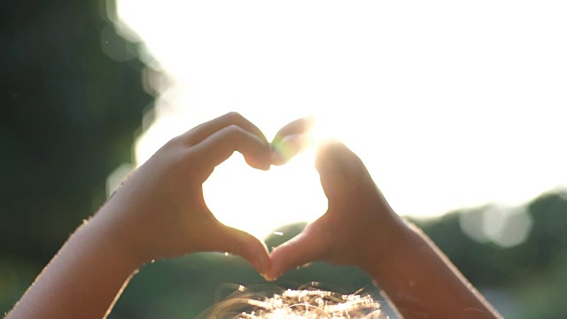 年轻女孩在夕阳下做爱的象征视频下载