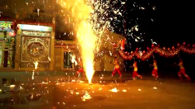 在中国农历新年的晚上，舞龙和烟花表演。视频素材