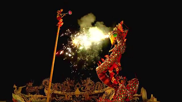 在中国农历新年的晚上，舞龙和烟花表演。视频下载
