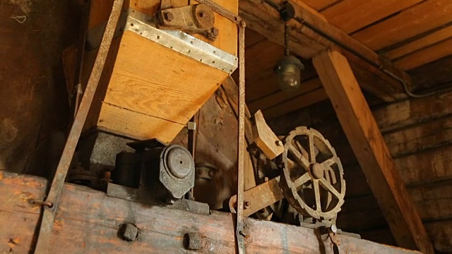 一个古老的乡村风车的内部视频下载