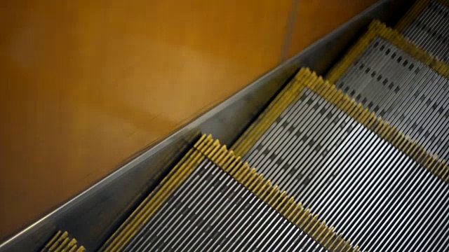 自动扶梯。地铁内的自动扶梯视频素材