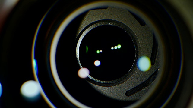 光源照亮摄像机的镜头，即操作光圈的机构视频下载