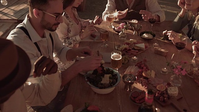 年轻的多民族朋友在乡村餐厅吃地中海餐视频素材