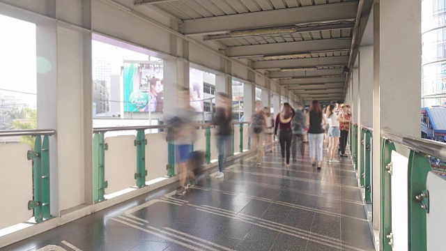 人们走在天桥上去轻轨车站视频下载