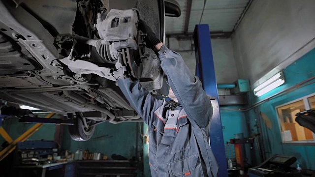 为了修理汽车，专业修理工会检查车轮的可操作性视频素材