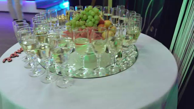 桌上放着香槟的玻璃杯视频下载