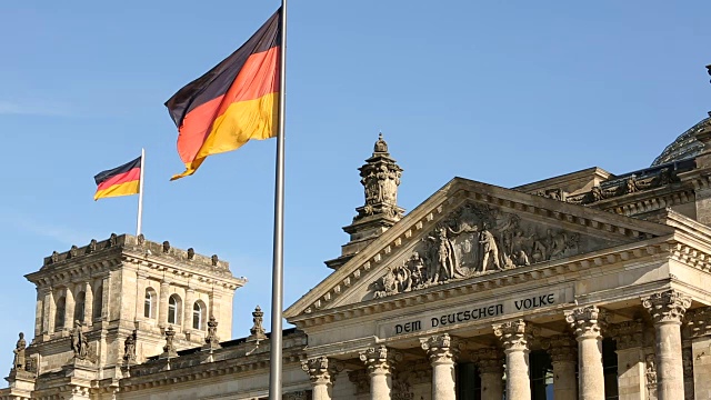 柏林的国会大厦挂着德国国旗视频素材