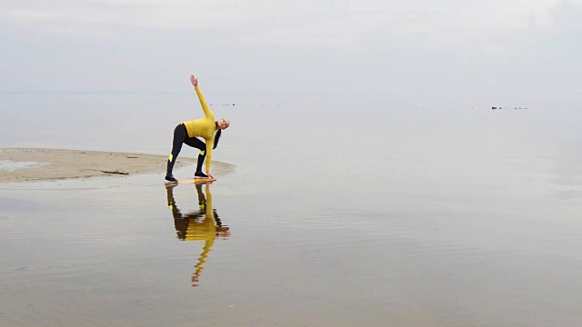 在海滩上做瑜伽的女人视频素材