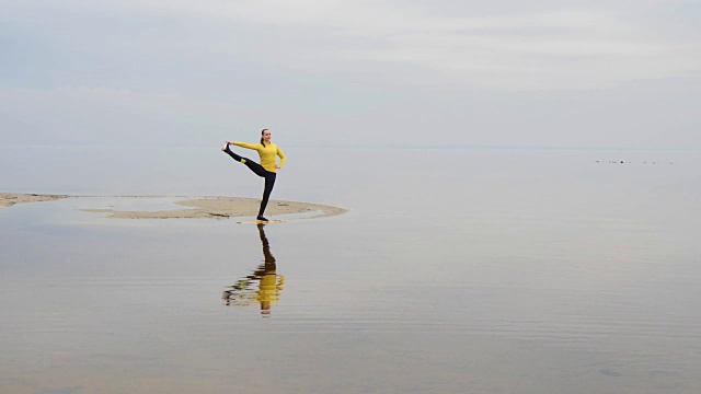在海滩上做瑜伽的女人视频素材