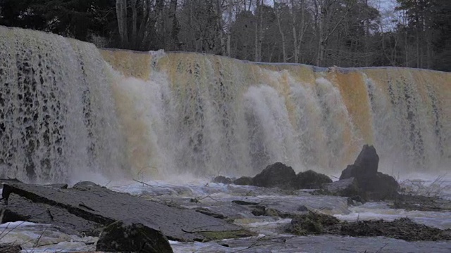 宽阔的巨大和强大的瀑布在其所有的荣耀在一个冬日慢镜头视频素材
