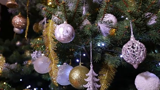 圣诞树灯。圣诞树，新年的花环，闪烁的彩灯，圣诞的彩灯。新年的装饰，模糊不清视频素材