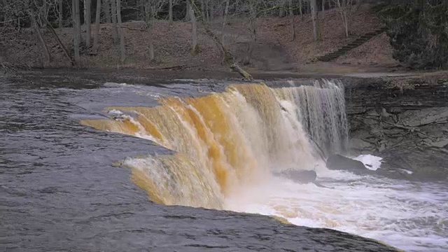 宽阔的巨大和强大的瀑布在其所有的荣耀在一个冬日慢镜头视频素材
