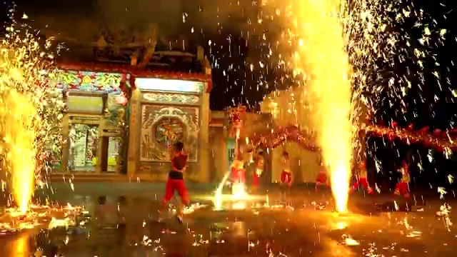 在中国农历新年的晚上，舞龙和烟花表演。视频素材