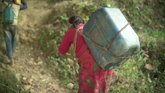 尼泊尔女孩带着大水罐的头带视频下载