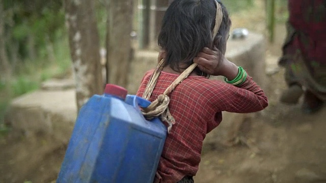 年轻的尼泊尔女孩提着大水罐视频下载