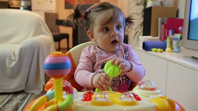 可爱可爱的小女孩玩着玩具视频素材
