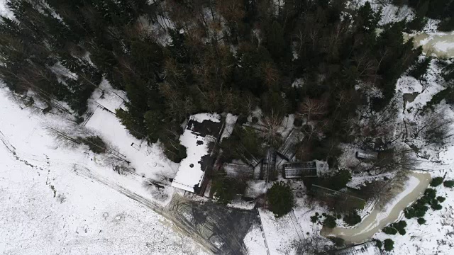 无人机拍摄的乡间房屋、森林和白雪覆盖的田野视频下载