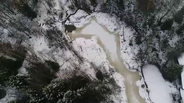 无人机拍摄的乡间房屋、森林和白雪覆盖的田野视频下载