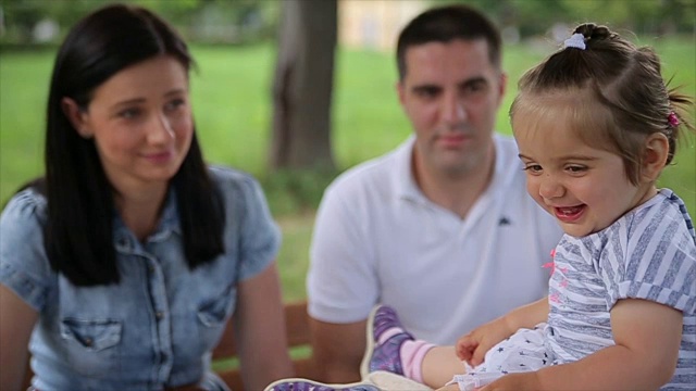 幸福家庭:母亲父亲，孩子女儿对自然视频素材