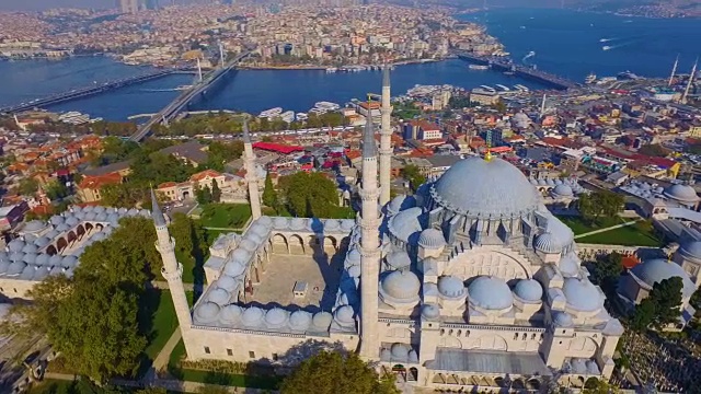 从空中俯瞰神秘的苏莱曼尼耶清真寺，土耳其金角市伊斯坦布尔市。视频下载