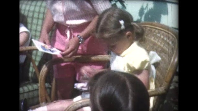 1960年女孩的后院生日派对视频下载