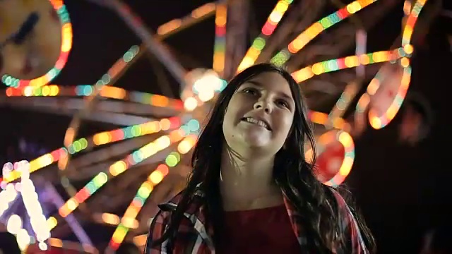 少女肖像在游乐园视频素材