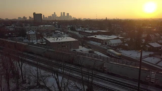 日落时分，火车驶过明尼阿波利斯的天际线视频下载
