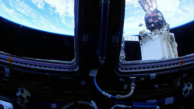 国际空间站(ISS)的圆顶俯瞰我们的地球视频下载