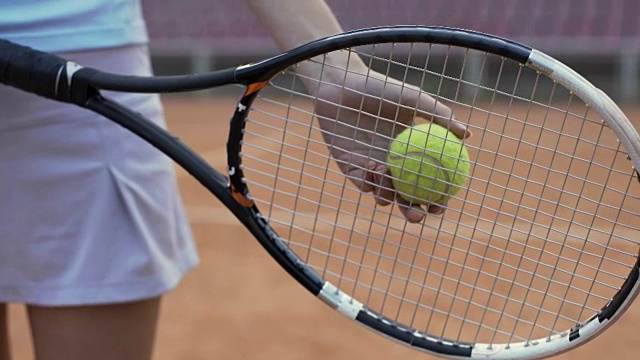 自信的女人准备发球网球，球拍的运动和爱好视频下载