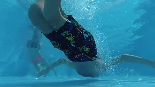 男孩在游泳池里跳水视频下载