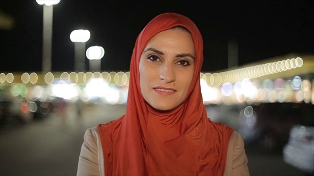 晚上在街上的阿拉伯老妇人的肖像视频下载