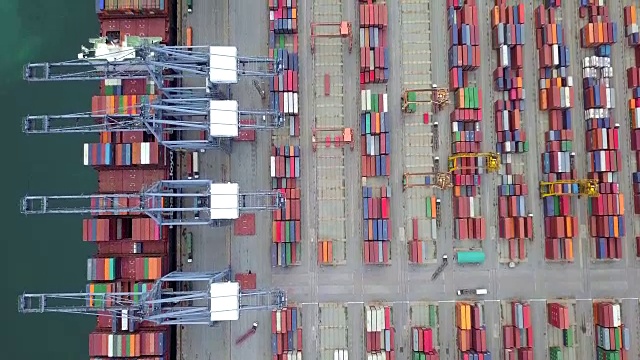 鸟瞰图，工业港口与集装箱船视频素材