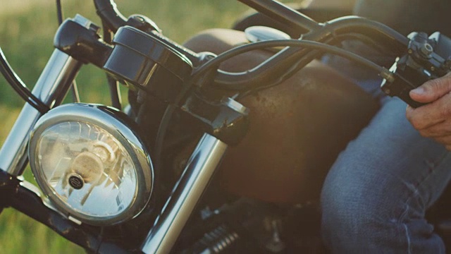 骑摩托车看日落的夫妇视频素材