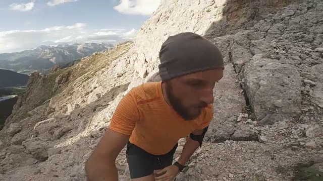 一个男人在山上越野跑的视频视频素材