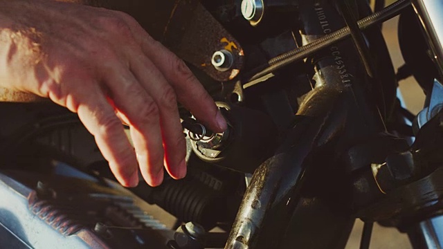 骑老式摩托车的男人视频素材
