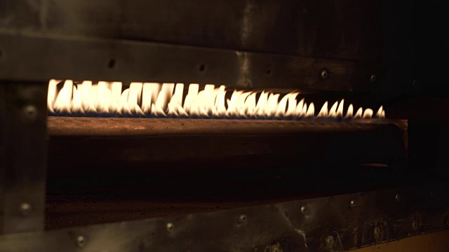 在火上烘焙咖啡豆的过程视频下载