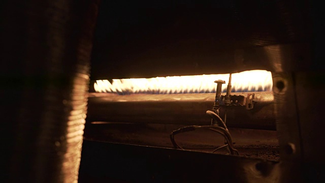 咖啡豆在燃烧的火上烘烤视频下载