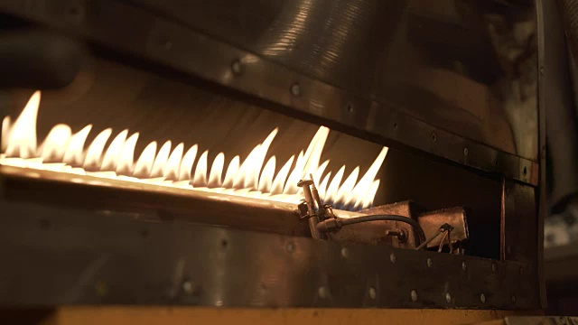 咖啡豆在燃烧的火焰上烘烤，特写视频下载