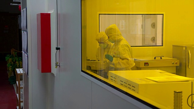 人们在4k实验室做化学实验视频素材