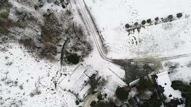 雪下的森林、房屋和道路视频下载
