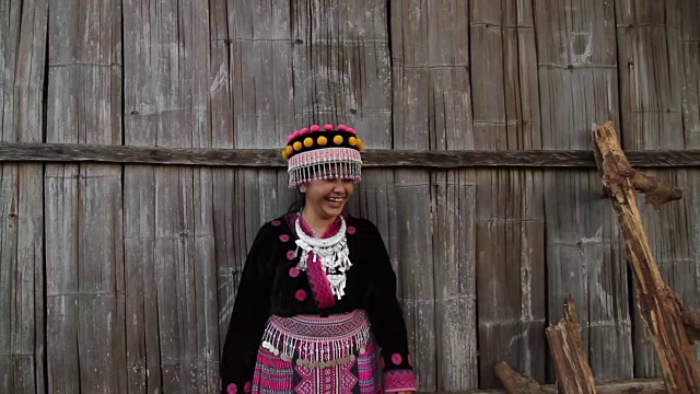 泰国山部落对着镜头微笑视频素材