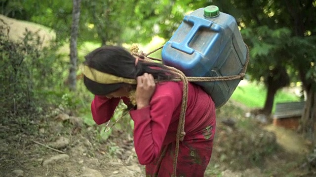 尼泊尔女孩提着大水罐上山视频下载