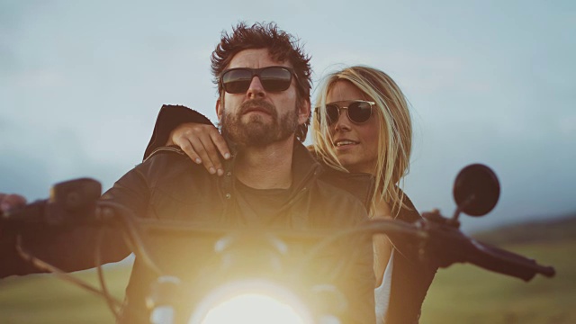 骑摩托车看日落的夫妇视频素材