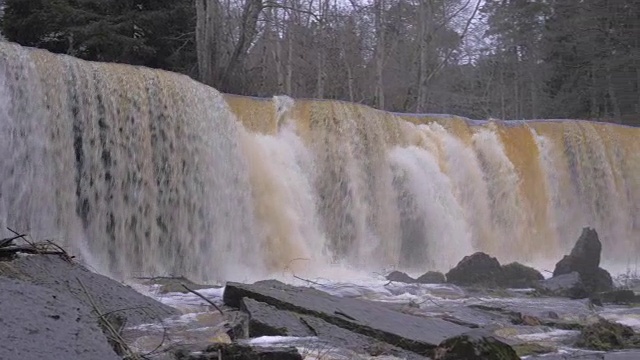 宽巨大和强大的瀑布在其所有的荣耀在一个冬天慢镜头4K视频素材