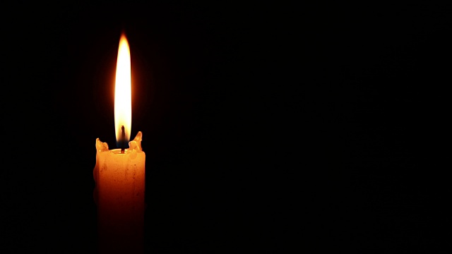 单支蜡烛，火焰相当大视频素材