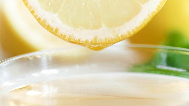 特写全高清视频的果汁滴在成熟的柠檬片视频下载