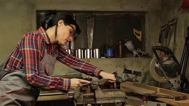 在金属型材上工作的女人视频素材