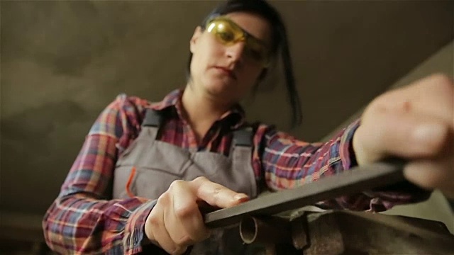 在低视角的金属型材上工作的女人视频素材