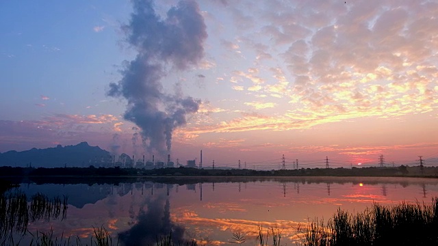 有日出和冒烟的煤的发电厂视频素材