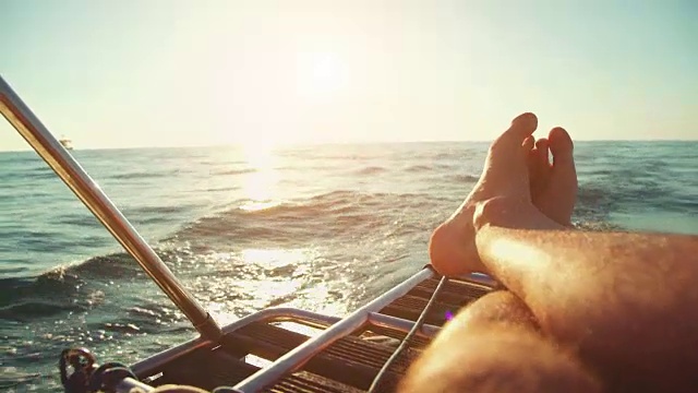 放松的POV:游船上的游艇视频素材